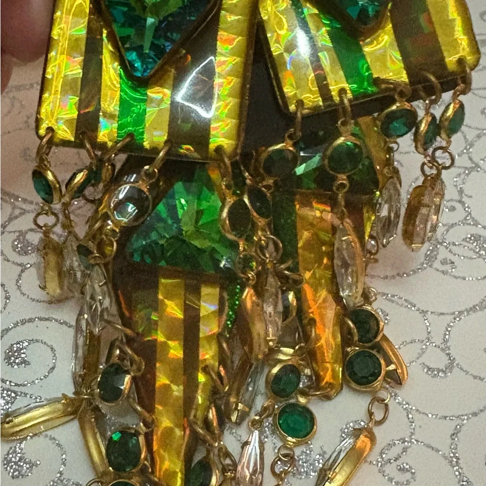 Vintage Beth Brennen Amazing 2 in 1 Green and Gold Loaded Earing New 51/2”long
S - Picture 6 of 16